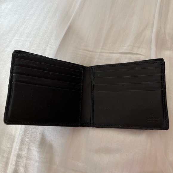 Gucci Men’s Signature Wallet - Picture 3 of 4